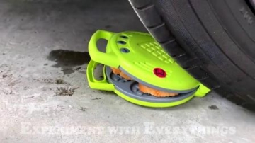 牛人把恐龙放在车轮下面，看着好过瘾，好减压呀