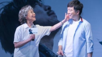 黄渤带《一出好戏》回母校获师弟赠诗 恩师徐燕：有大智慧