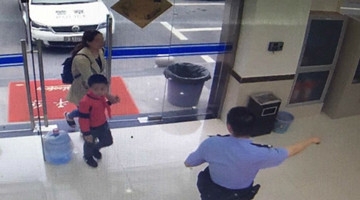 小学生带警察一路飞奔 拦下正给骗子汇钱的母亲