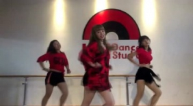 俏皮美女完美展现俏皮舞蹈