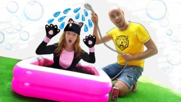 糟糕，萌娃小萝莉怎么变成小猫咪了？可是爸爸为何给她洗澡？儿童亲子益智趣味游戏玩具故事