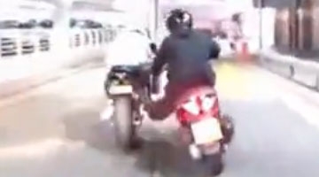 实拍摩托车手阻止盗窃团伙偷车 被泼硫酸摔断左臂