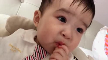 厉害了可爱萌宝，这酸的桔子吃着没反应！