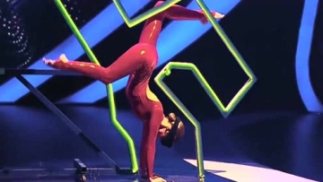 女孩蒙眼表演绝活观众的沸腾了，网友：不愧是牛人