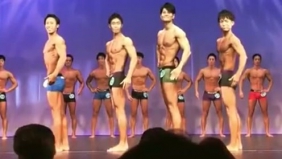 型男健身健美比赛，中间有一个帅哥很帅呢！