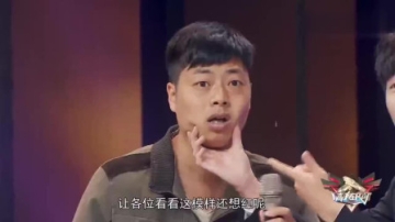 高手在民间：网红小哥模仿费玉清爆红，现场一曲，犹如本人驾临