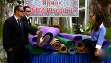 街头恶搞：假扮杀头用地毯裹尸，扔到地毯堆里瞒天过海