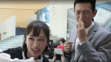 杨紫李现车内激吻，谁注意到李现亲完之后的小动作？网友：甜腻了