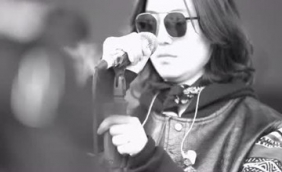 宋佳亮相愚公移山音乐节彩排现场 墨镜摇滚范儿现身