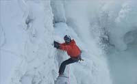 【拍客】牛人攀登加拿大冰冻瀑布 极限运动不作不成活