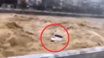 实拍：恩施建始突遭暴雨袭击 河道洪水上涨将路边汽车卷走