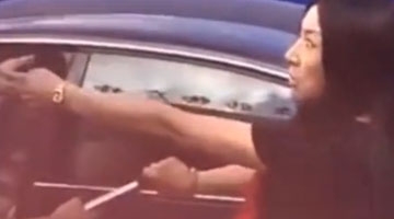 实拍因为道路拥堵 奇葩女子持棍辱骂前人