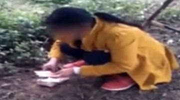 女子1万8卖掉女儿还忙着数钱 举百元大钞验真假