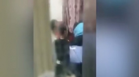 小孩被幼师按倒殴打 痛哭: 老师不要打了