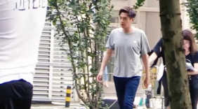 张若昀片场偶遇路人流鼻血 为赶戏匆匆路过