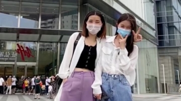 街拍美女，本以为是双胞胎，最后发现是闺蜜，好尴尬！