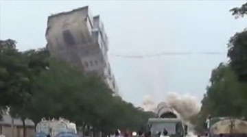 实拍郑州89米高楼被定点爆破 轰隆声中掀起阵阵烟尘