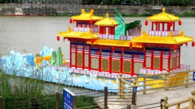 2017中国(广元)女儿节: 彩船在南河水面展现