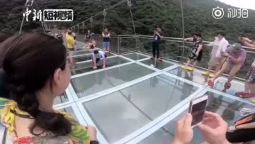 玻璃吊桥添加5D“破裂”特效 太逼真吓哭游客