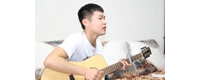 男生吉他弹唱《我的歌声里》.