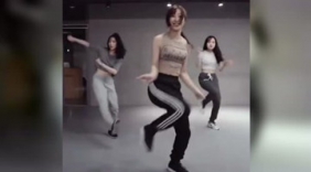 实拍美女舞蹈老师！身材火辣颜值高，教的太认真了！