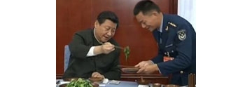 习近平吃红米饭南瓜汤 亲手给士兵夹菜