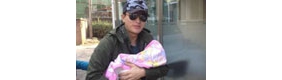实拍贾乃亮抱女儿做检查 获老婆微博力赞