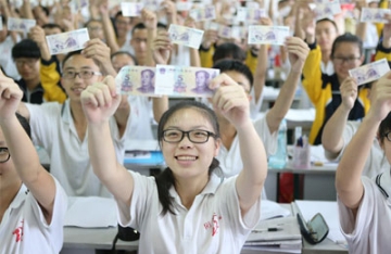 【拍客】校方花心思给考生发钞票 十全十美送祝福