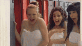 恶作剧，屌丝误闯女更衣室