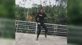 美女舞蹈老师公园热舞！一身黑色健身服！身材尽显！