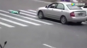 行驶的三轮车突然掉下个孩子，接下来的一幕让司机彻底崩溃！