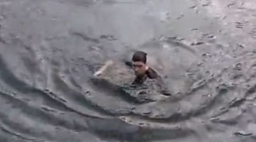 好拼！PokémonGo玩家为抓精灵跳入水中游了10分钟！