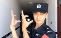 【拍客】警察蜀黍表演逆天手指舞 怎一个帅字了得