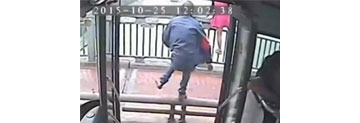 【拍客】南京一女子欲跳江 公交司机停车冲下救人