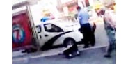 【拍客】北京公交车站男子倒地不起