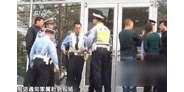 【拍客】男子闹市持刀抢银行民警智擒抢劫犯