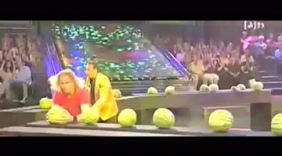 国外牛人展示超强铁头功绝活，头部开西瓜还申请了吉尼斯世界纪录