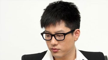 凌潇肃街头拍戏引围观 抱起王智喊"媳妇"狂亲