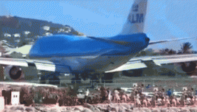 实拍波音747起飞 超强气流吹倒后方沙滩众游人