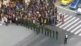 武警协助交警维持交通秩序壮观场景，百年难得一见！