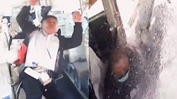 实拍：大客车突遭货车追尾撞击 乘客被“震飞”弹起！