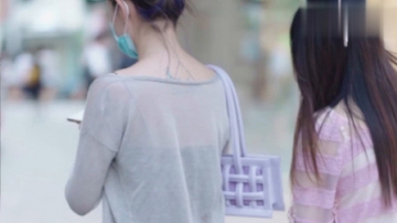 北京街拍：肉色紧身连衣裙嫩得似少女，时尚又漂亮