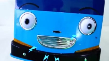 萌娃小可爱：小萌宝家里怎么有一个水池呢？小汽车在上面出不来了，亲子益智玩具儿童乐园