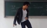 【拍客】实拍老师课堂大秀MJ舞步 全程高能学生叹服