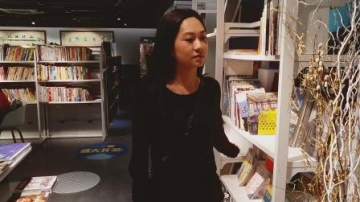 街拍美女逛街-书店