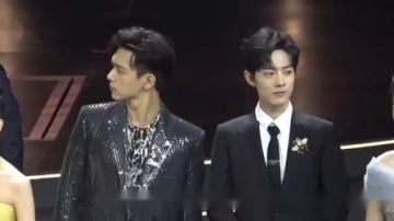 肖战晚会台上撞见杨紫，直喊：你要不站李现旁边！杨紫表情太复杂.mp4