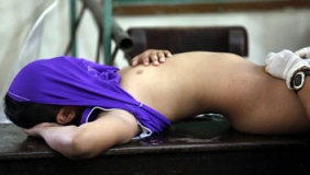 菲律宾300多名在青少年在学校课桌上进行割礼