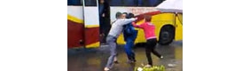 【拍客】实拍两男子雨中互相殴打