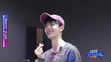 王一博收到爱豆布布的比心，害羞的表情太可爱了