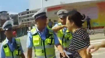 福建一女公职人员暴力抗法：脚踹协警 两次踢飞记录仪